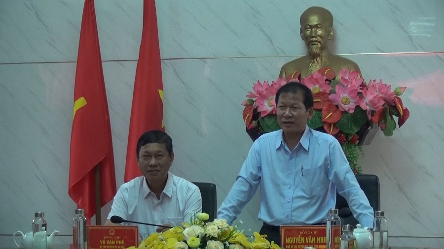 Chủ tịch UBND huyện phát biểu trao đổi ý kiến với các đoàn công tác huyện Ba Tri